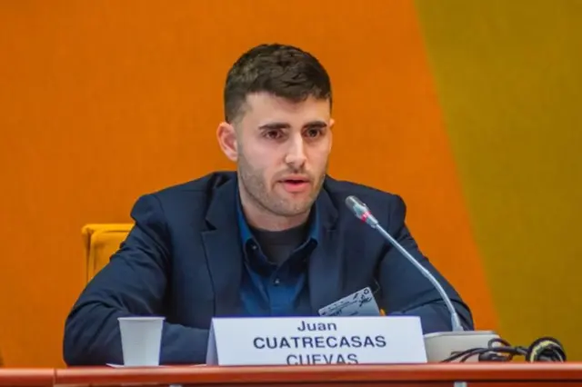 Juan Cuatrecasas Cuevas sentado, em pronunciamento público