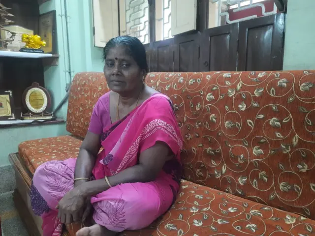 தினேஷ்குமாரின் தாய் முத்துலட்சுமி.