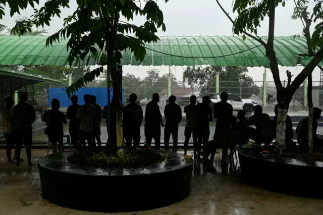 म्यान्मारको स्क्यामिङ सेन्टरबाट उद्धार गरिएका विदेशीहरू