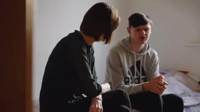 Sasha (iburyo) yabwiye BBC ko bimutera kubabara cyane kuvuga ko yatandukanyijwe na nyina 