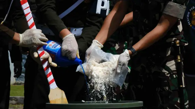 Sejumlah personel TNI menuangkan sabu-sabu dan cairan pembersih ke dalam tong air saat pemusnahan di Mako Pomdam Tanjungpura, Pontianak, Kalimantan Barat, Kamis (27/04).