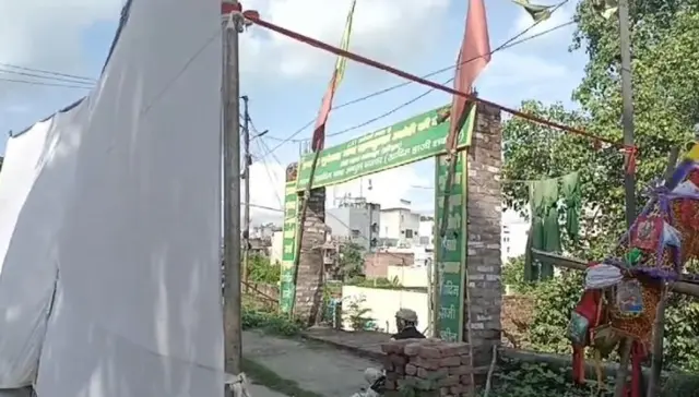 स्थानीय लोगों ने मस्जिद और मज़ार की इस तरह से ढकने पर आपत्ति दर्ज की है