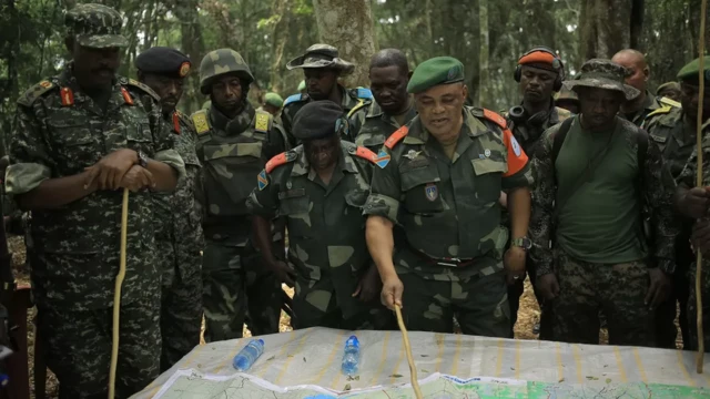 Imagemfree bet registration bonusdezembrofree bet registration bonus2021 mostra Camille Bombele, coordenador da iniciativa conjunta entre RDC e Uganda, conversando com oficiais no quartel-general do Parque Nacionalfree bet registration bonusVirunga