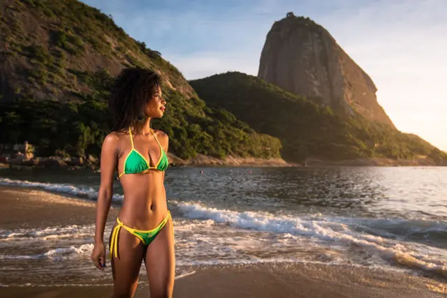 Mulher brasileira de biquíni no Rio de Janeiro