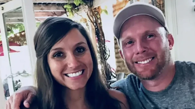 Селфи, которое сделали супруги Ричинс, Кури опубликовала его в фейсбуке. Она слева улыбается. Справа ее муж Эрик в серой футболке и белой бейсболке обнимает ее одной рукой за плечи и тоже улыбается