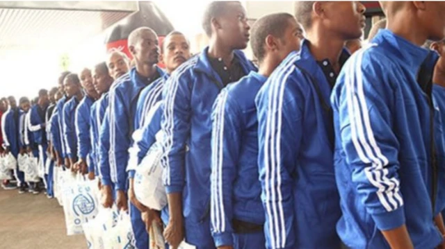 Katta kokrak qafasi bilan qoplangan Devordan Dik qizni qiziqtirdi va uni sorishga va uni sikishga majbur qildi.