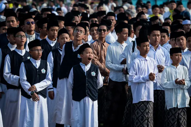 Seorang santri yang berbaris paling depan, mengenakan gamis, peci, dan juga rompi, menguap saat mengikuti apel Hari Santri Nasional 2025 di Taman Elektrik, Kota Tangerang, Banten, Rabu (22/10/2025). 