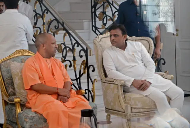 उत्तर प्रदेश के मुख्यमंत्री योगी आदित्यनाथ के साथ समाजवादी पार्टी के अध्यक्ष अखिलेश यादव 