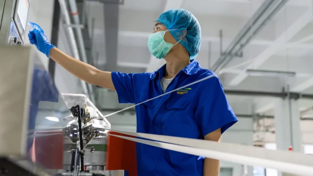 Un homme en combinaison bleue dans un laboratoire