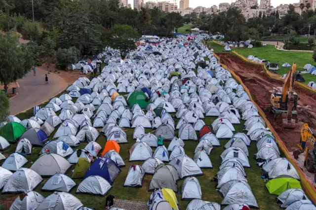 از روز یکشنبه هزاران معترض در آخرین تلاش برای جلوگیری از تصویب این قانون در مقابل پارلمان اسرائیل چادر زدند