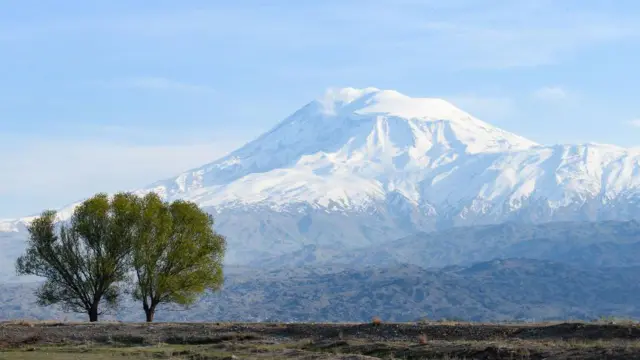বরফে ঢাকা তুরস্কের আরারাত পর্বত
