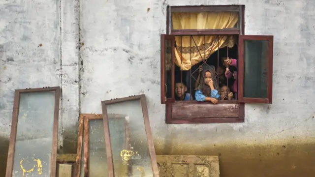 Sejumlah bocah penyintas bencana melihat proses penyembelihan sapi bantuan Presiden Prabowo Subianto untuk tradisi meugang di Desa Toweren Uken, Kecamatan Lut Tawar, Kabupaten Aceh Tengah, Aceh, Rabu (18/2/2026).