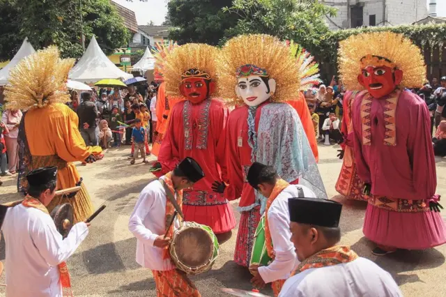 Sejumlah seniman ondel-ondel tampil dalam parade HUT ke-25 Perkampungan Budaya Betawi Setu Babakan di Srengseng Sawah Jakarta, Sabtu (13/09).