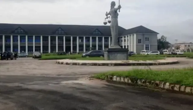 Ụlọikpe ukwu nke Imo nke dị n'Owerri nọ nso ụlọikpe majistratị a gbara ọkụ.