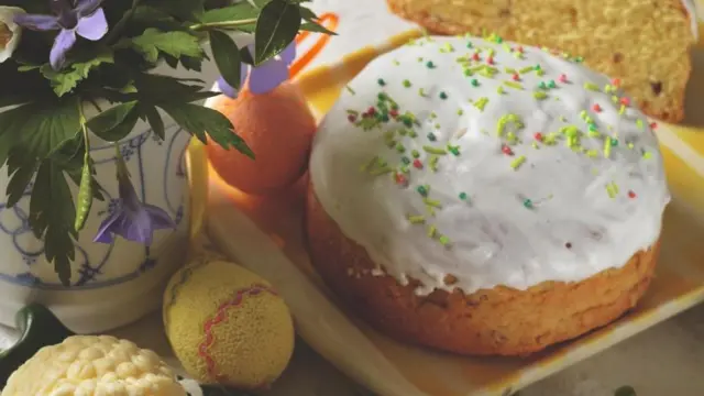 Верхівка паски, оздобрена глазур'ю та посипкою