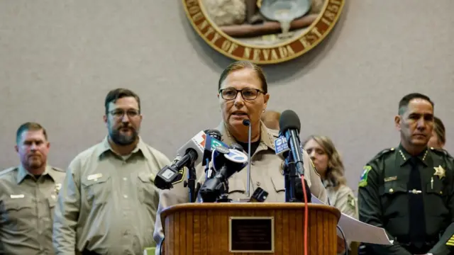 Шериф округа Невада Шэннан Мун выступает на пресс-конференции после того, как группа лыжников пропала без вести в результате схода лавины в горах Сьерра-Невада, в офисе шерифа округа Невада в городе Невада-Сити, штат Калифорния, США, 18 февраля 2026 года.