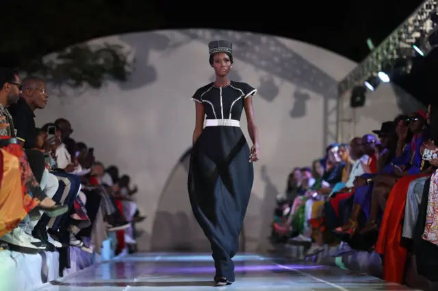 Un mannequin défile