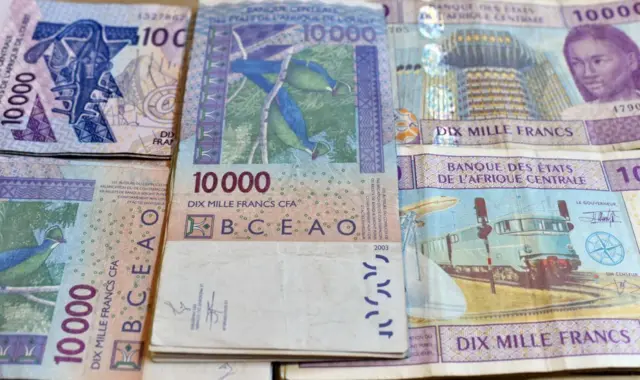 Cette photo, prise le 9 avril 2016 à N'Djamena, au Tchad, montre des billets de banque de 10.000 francs CFA, utilisés dans les pays d'Afrique de l'Ouest et Centrale qui partagent le franc CFA. 