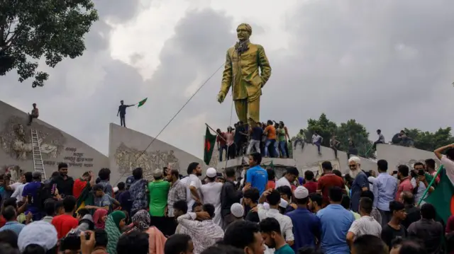 प्रदर्शकारियों ने ढाका में शेख़ मुजीबुर्रहमान की मूर्ति को भी नुकसान पहुंचाया.