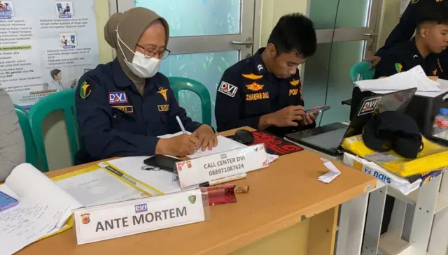 Petugas di Posko Pelaporan Orang Hilang DVI Polda Jabar.