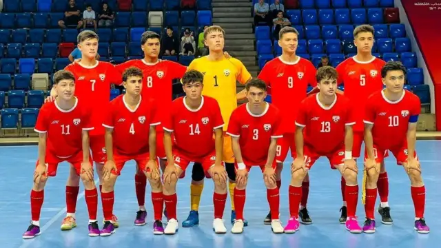 اعضای تیم فوتسال زیر ۱۷ سال با پیراهن سرخ 