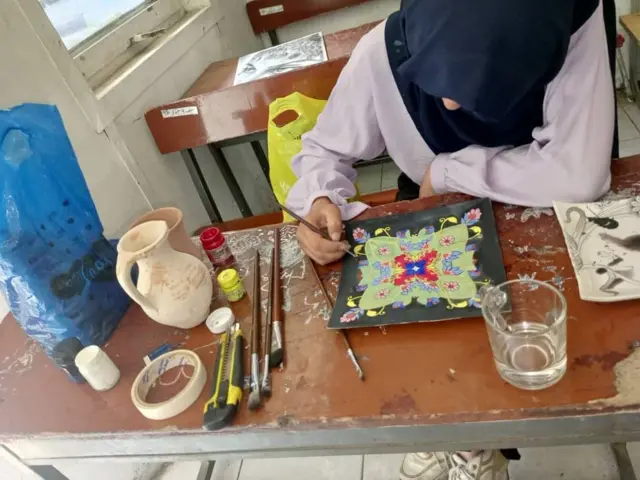 فاطمه در حال نقاشی 