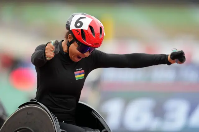 La atleta paralímpica Noemi Alphonse celebra una victoria en una prueba .