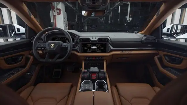 اتاق لامبورگینی اوروس جدید تفاوت زیادی با مدل قدیمی ندارد