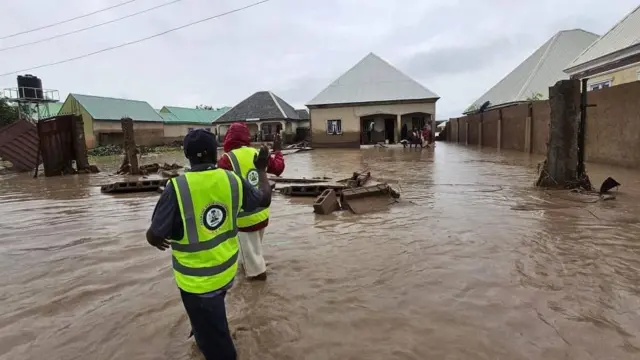 Rescuers dey carry pipo comot from di flood
