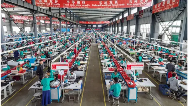 ከሐዋሳ ኢንዱስትሪ ፓርክ ፋብሪካዎች በአንዱ ሠራተኞች ሥራ ላይ እያሉ