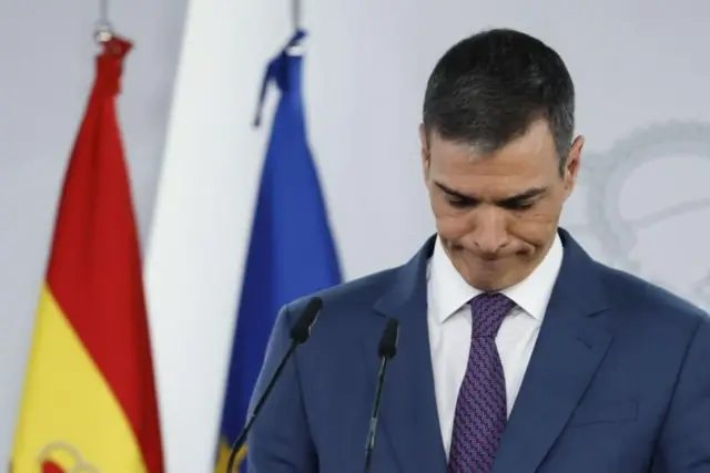 Primeiro-ministro espanhol Pedro Sánchez de cabeça baixa