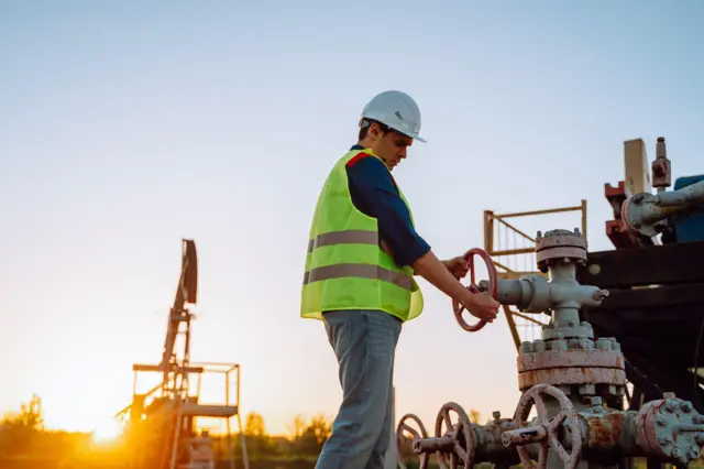 ਗੈਸ ਦੇ ਖੂਹ ਉੱਤੇ ਕੰਮ ਕਰਦਾ ਕਰਮਚਾਰੀ