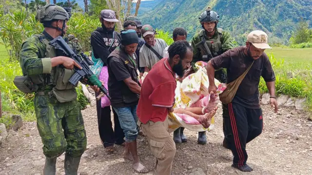 Anggota Satgas Koops TNI Habema Kogabwilhan III bersama sejumlah warga mengevakuasi korban luka-luka akibat diserang kelompok kriminal bersenjata (KKB) di Distrik Anggruk, Kabupaten Yahukimo, Papua Pegunungan, Minggu (23/3/2025). Satgas Koops TNI Habema Kogabwilhan III berhasil mengevakuasi tenaga pengajar dan tenaga kesehatan pascaserangan KKB di Distrik Anggruk, Kabupaten Yahukimo, Papua Pegunungan pada Jumat 21 Maret 2025 yang mengakibatkan satu orang meninggal dunia, enam orang luka-luka dan kerusakan fasilitas pendidikan.