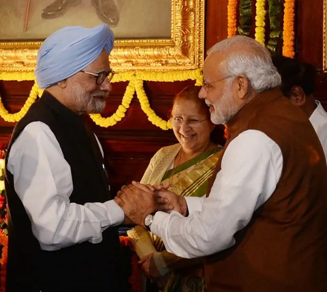 मनमोहन सिंह के साथ नरेंद्र मोदी (फ़ाइल फोटो)