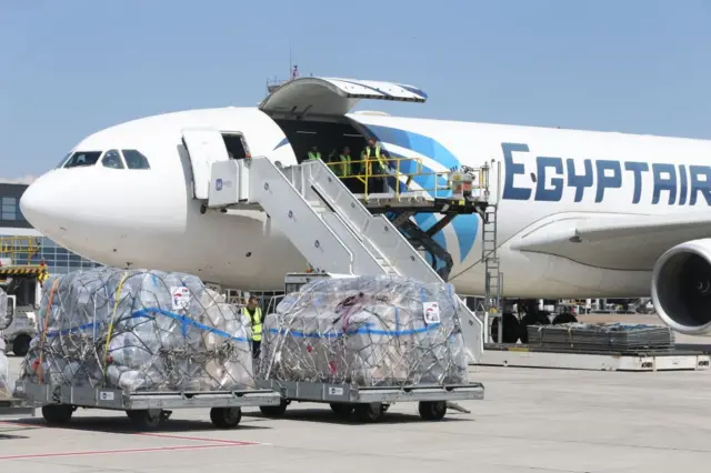 Un avion transportant du matériel d'aide humanitaire prêt à être livré à la population de Gaza