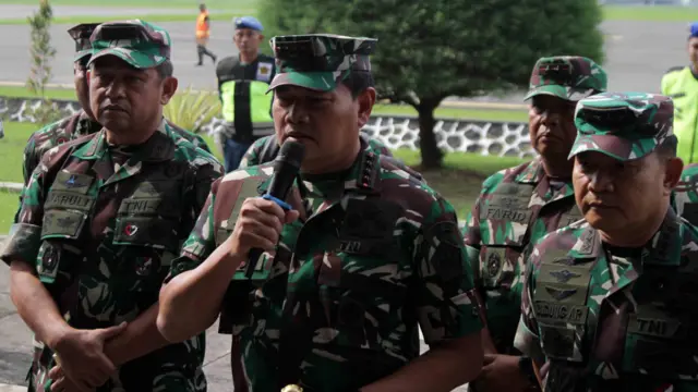 Panglima TNI Laksamana Yudo Margono (tengah) memberkan keterangan terkait kontak tembak antara TNI dengan KKB di Papua pada Sabtu (15/04).