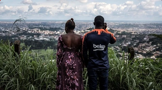 Nwoke na nwaanyị jikọ aka