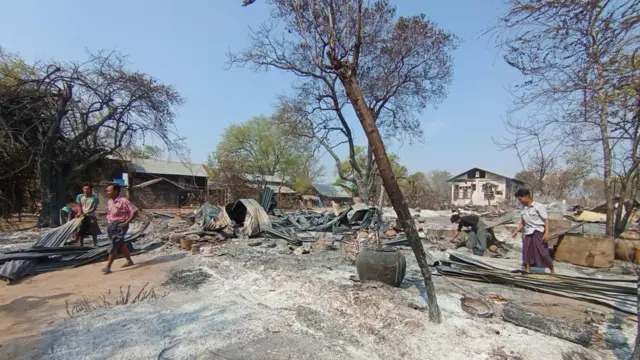 Yan Naing nói rằng binh lính của chính quyền quân sự Myanmar đã biến phần lớn Let Htoke Taw thành một đống tro tàn.