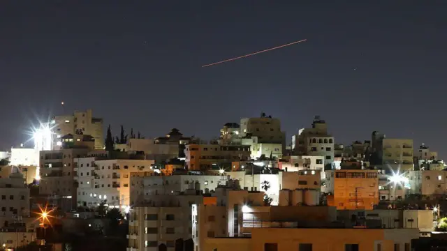شوهدت صواريخ أُطلقت من إيران باتجاه إسرائيل في سماء مدينة الخليل بالضفة الغربية في 7 يونيو/ حزيران