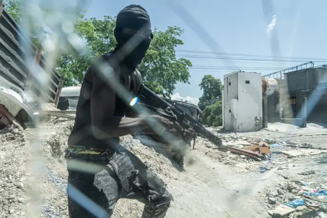 Un hombre con un rifle en Haití