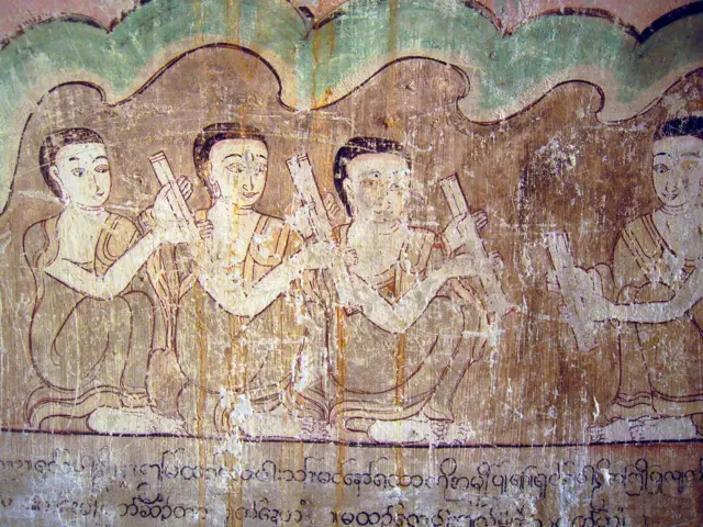 ပုဂံ ဂူပြောက်ကြီးဘုရားက ပေရွက်ကိုင် ရဟန်းတော်များ