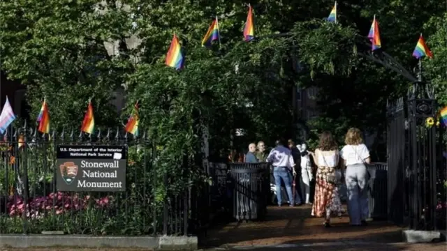Barın yakınına Stonewall Ulusal Anıtının girişi ve insanlar.
