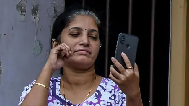 मुंबईत घराच्या बाल्कनीत उभी असलेली एक महिला (प्रतिकात्मक फोटो)