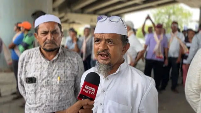 યુસુફ આદમ પટેલ (ડાબે) અને હનીફભાઈ