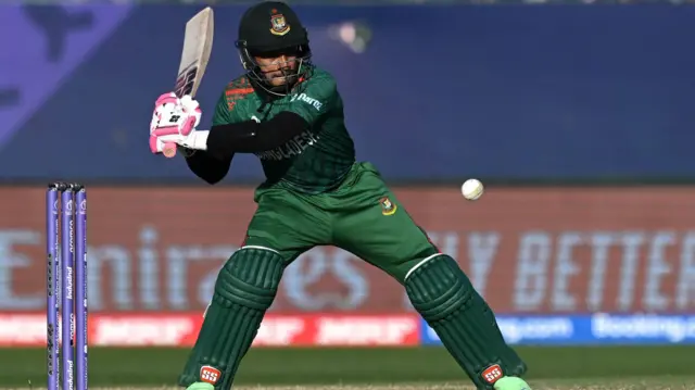 বাংলাদেশের স্কোরকে মোটামুটি ভদ্র জায়গায় নিয়ে যেতে মুশফিকুর রহিমের অবদান ছিল