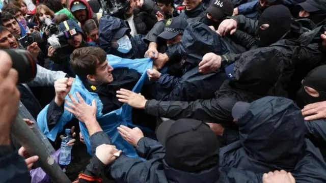 నిరసనకారులు, పోలీసుల ఫోటో