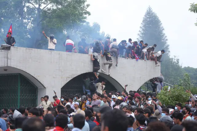 পার্লামেন্ট ভবনে ঢোকার চেষ্টা করে বিক্ষোভকারীরা