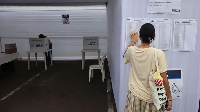 Un votante revisa una lista de registro en un centro de votación durante la segunda vuelta de las elecciones en Lima, Perú, el domingo 7 de junio de 2026
