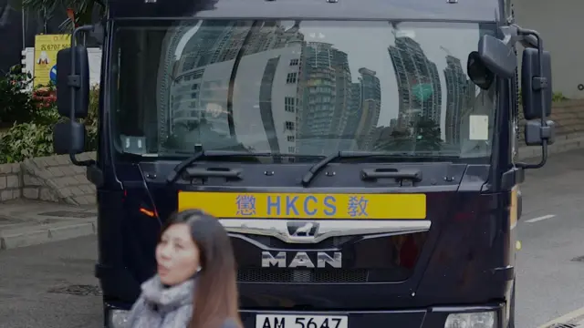 一辆相信接载何俊仁、邹幸彤与李卓人的囚车驶进香港西九龙法院大楼(22/1/2026)