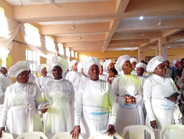 Àwọn olùbánikẹ́dùn níbi ìsìn ìdágbéré fún Omije Ojumi